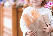 Девочка 2 года держит пакет со свежим хлебом