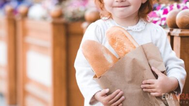 Девочка 2 года держит пакет со свежим хлебом