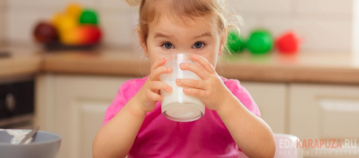 Девочка пьёт молоко из стакана