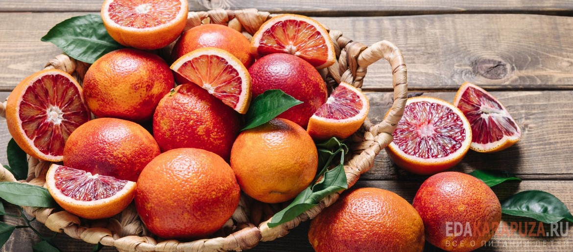 Красные апельсины в тарелке на столе