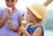 Маленькие девочки любят мороженое