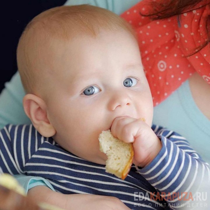 Маленький мальчик есть белый хлеб