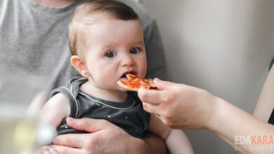 Маленький мальчик ест пиццу