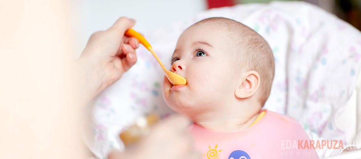 Малыш ест пюре из тыквы