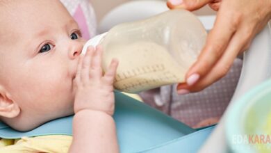 Малыш пьет молоко из бутылочки