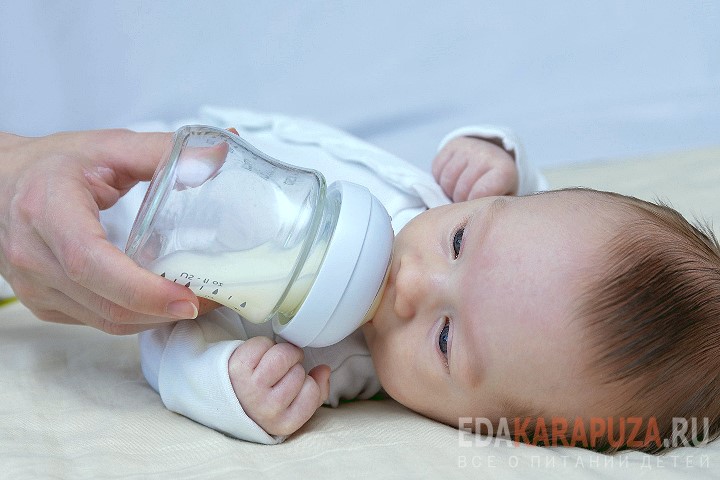 Малыш пьёт грудное молоко из бутылочки
