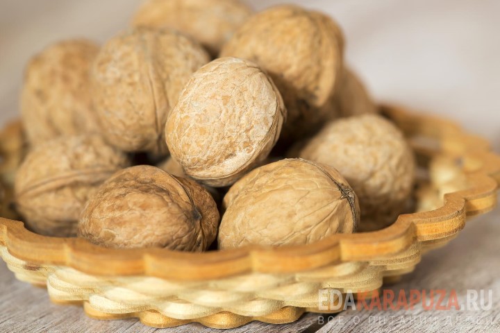 Орехи в плетеной тарелке