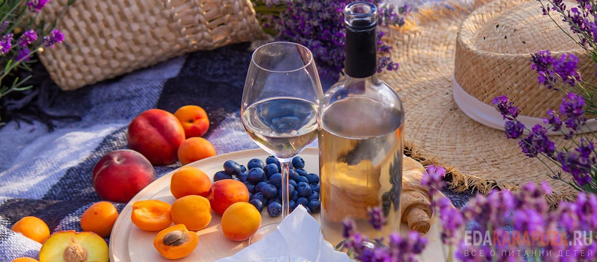 Вино и фрукты на природе