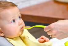 Малыш ест овощное пюре