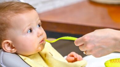 Малыш ест овощное пюре
