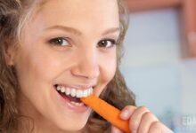 Молодая мама ест морковь
