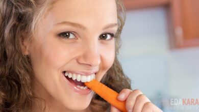 Молодая мама ест морковь